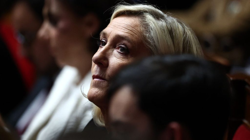 Menaces de censure du gouvernement : malgré son inéligibilité, Marine Le Pen se tient prête pour une nouvelle dissolution