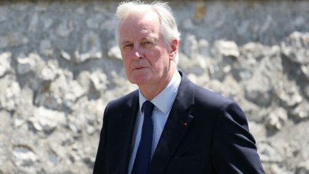"Une démarche de rassemblement" : Michel Barnier présente sa candidature à l'élection législative partielle aux adhérents LR de Paris