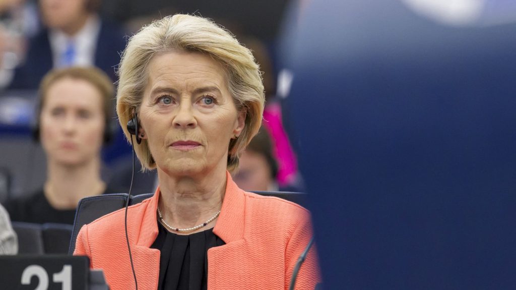 Visée par une motion de censure déposée par l'extrême droite, Ursula von der Leyen sous le feu des critiques au Parlement européen