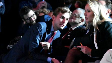 "C'est Nicolas qui paie" : le patron du média d'extrême droite "Frontières" dépose la marque à l'Inpi pour "la sanctuariser"