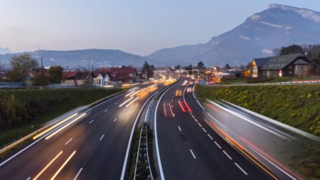 Plus d'un Français sur cinq jette ses déchets par la fenêtre de sa voiture, selon une étude de Vinci Autoroutes