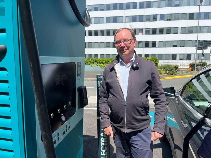 Pascal Hureau, président d'une fédération d'usagers de voitures électriques. (ANNE-LYVIA TOLLINCHI / RADIO FRANCE)