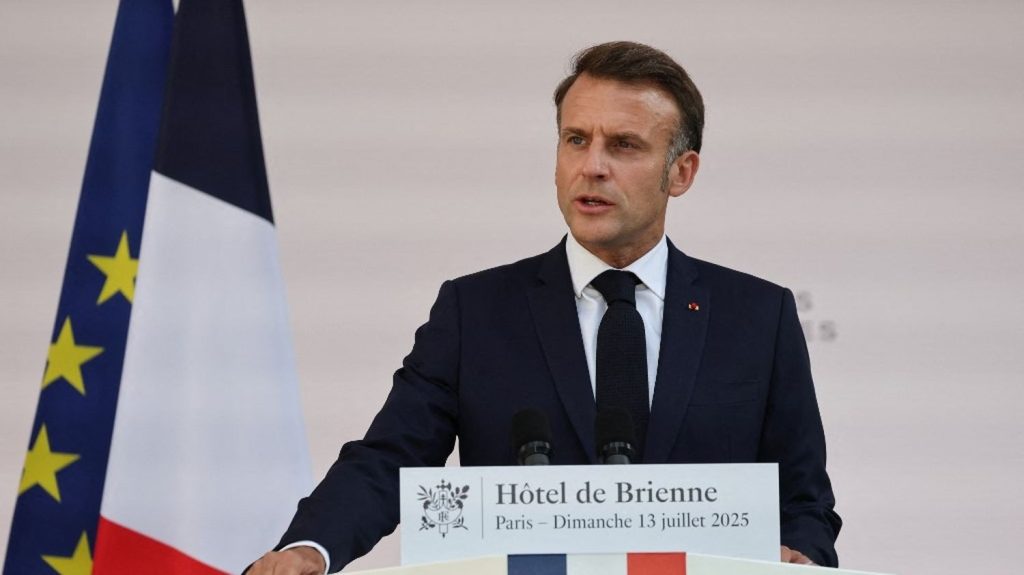 "À l'heure des prédateurs, nul ne peut demeurer immobile" : un champ lexical particulièrement guerrier lors du discours aux armées du président

          Alors que le chef d'état-major français assurait vendredi dernier que la Russie avait "identifié la France comme son principal adversaire en Europe", Emmanuel Macron a annoncé dimanche un "effort de guerre" accru, faisant appel à une responsabilité des parlementaires.