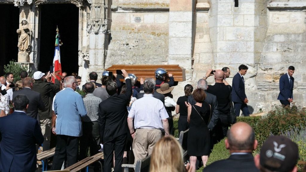 Près d'un millier de personnes rendent un dernier hommage au député Olivier Marleix