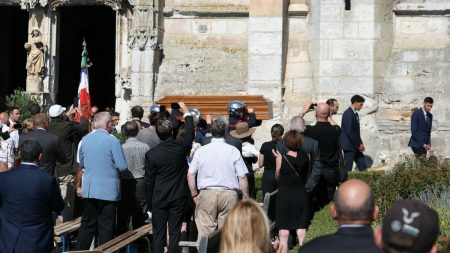Près d'un millier de personnes rendent un dernier hommage au député Olivier Marleix