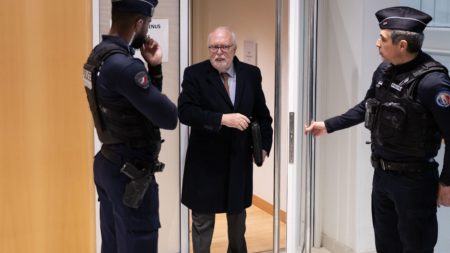 Procès des assistants parlementaires du FN : "J'ai très bien tenu le choc" face à la juge, se souvient l'ancien trésorier du parti

          En mars 2025, Marine Le Pen et 23 membres du parti, dont le trésorier Wallerand de Saint-Just, sont condamnés. Quatre mois plus tard, ce dernier se remémore sa déposition devant le juge. Il se prépare désormais à l'appel.