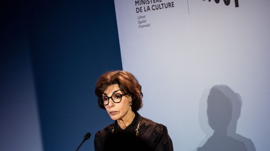 Rachida Dati renvoyée en correctionnelle : y a-t-il eu une règle qui obligeait les ministres mis en examen à démissionner ?

          Le Parti socialiste demande la démission de la ministre de la Culture après son renvoi devant le tribunal correctionnel. Selon le secrétaire général du parti, le gouvernement s'émancipe des "règles".