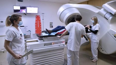 Cancer : le secteur de la radiothérapie réalise-t-il vraiment des "marges énormes" ?

          Alors que le gouvernement cherche à réduire les dépenses de l'Assurance maladie dans le cadre du budget 2026, la CFTC pointe du doigt la radiothérapie. Le syndicat dénonce "des marges énormes".