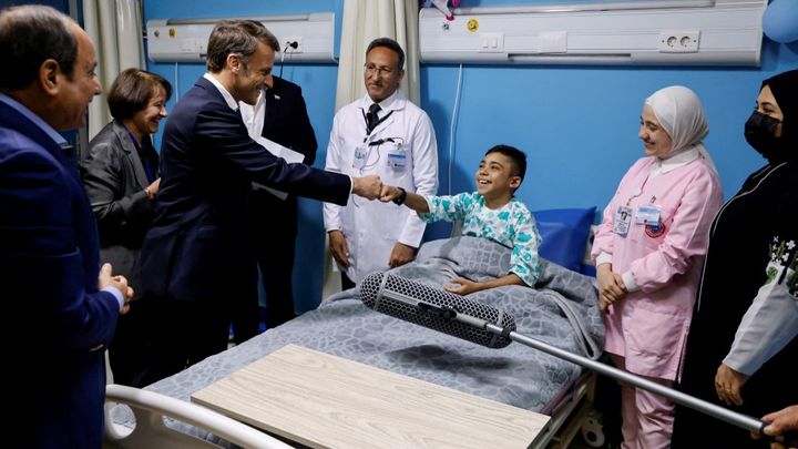 Emmanuel Macron au chevet d'un enfant palestinien blessé, dans un hôpital de la ville frontalière égyptienne d'El-Arich, le 8 avril 2025. (LUDOVIC MARIN / AFP)