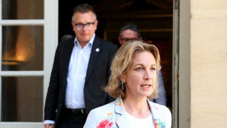 "Un carnage", "totalement fou"... : la suite de la réforme de l'assurance-chômage loin d’être gagnée

          La ministre du Travail, Astrid Panosyan-Bouvet, a entamé lundi une série de consultations avec les partenaires sociaux. Dès cette première réunion, les oppositions se sont fermement exprimées