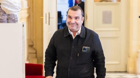 "S'il n'est pas d'accord avec la stratégie du gouvernement, qu'il parte de lui-même", lance Richard Ramos à Bruno Retailleau