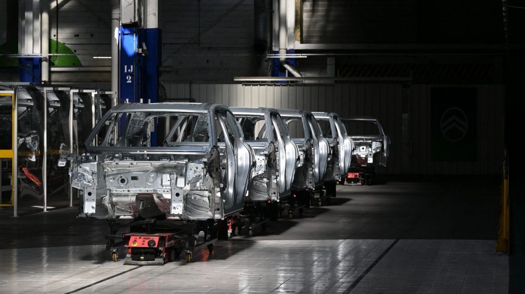 Le géant automobile Stellantis annonce une perte nette de 2,3 milliards d'euros au premier semestre 2025