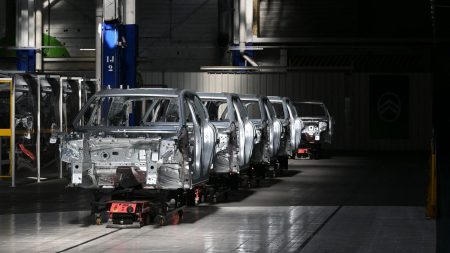 Le géant automobile Stellantis annonce une perte nette de 2,3 milliards d'euros au premier semestre 2025