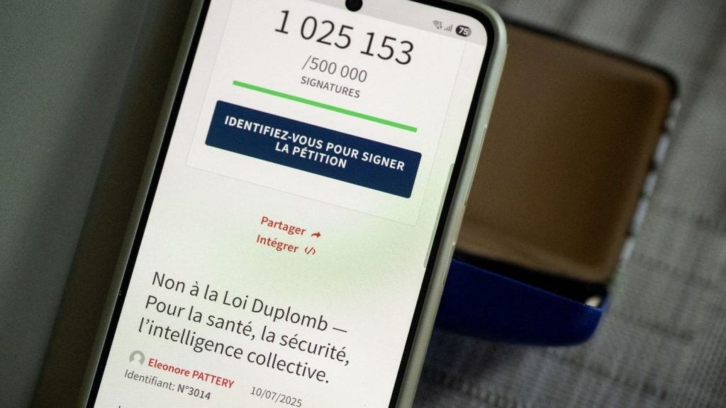 :
    Édito



  



  




      

  

  
    Succès inédit pour la pétition contre la loi Duplomb : qui est le plus légitime, les pétitionnaires ou les parlementaires ?

          La pétition s'opposant à la réintroduction d'un pesticide, autorisée par la loi Duplomb, a recueilli plus d'un million de signatures. Pas sûr que cela suffise à empêcher sa promulgation.