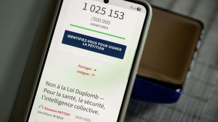 :
    Édito



  



  




      

  

  
    Succès inédit pour la pétition contre la loi Duplomb : qui est le plus légitime, les pétitionnaires ou les parlementaires ?

          La pétition s'opposant à la réintroduction d'un pesticide, autorisée par la loi Duplomb, a recueilli plus d'un million de signatures. Pas sûr que cela suffise à empêcher sa promulgation.