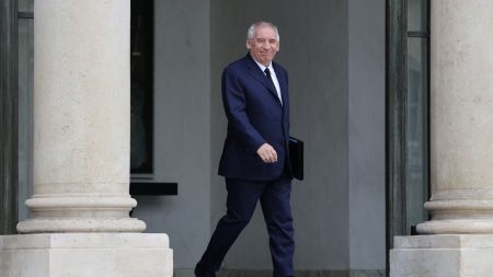 "C'est ce qui crispe le plus" : la suppression de deux jours fériés voulue par François Bayrou est-elle "un leurre" pour faire passer les autres mesures budgétaires ?
