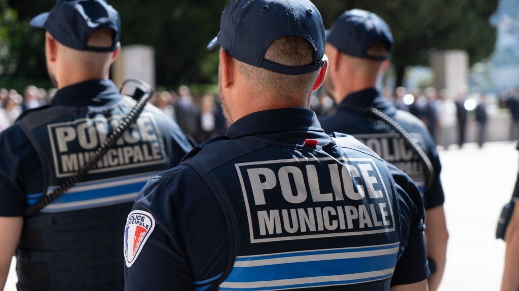 "Aussi dangereux que ridicule" : Tollé politique général après la proposition de La France insoumise de désarmer la police municipale