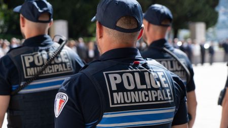 "Aussi dangereux que ridicule" : Tollé politique général après la proposition de La France insoumise de désarmer la police municipale