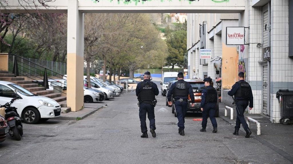Trafic de drogue : le gouvernement peut-il décider l'état d'urgence à Marseille ?

          Face aux violences liées au narcotrafic à Marseille, le député RN des Bouches du Rhône, Franck Allisio, estime que la solution serait de mettre en place l'état d'urgence "dans toute ou partie de la ville".
