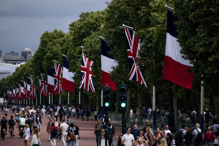 Des drapeaux français et britanniques sont déployés à Londres, pour la visite d'Etat d'Emmanuel Macron, le 6 juillet 2025. (BENJAMIN CREMEL / AFP)