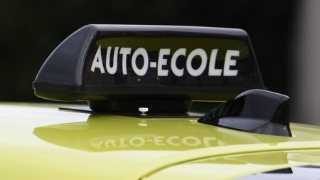 Ouverture de 80 000 places à l’examen du permis de conduire : "Ça ne changera rien", déplore un représentant national d'un réseau d'auto-écoles