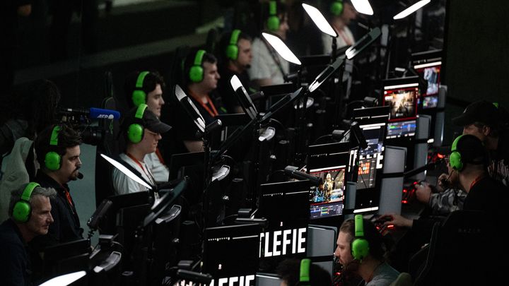 Des journalistes et des invités assistent à l'événement de révélation multijoueur de "Battlefield 6", un jeu vidéo de la société américaine Electronic Arts (EA), au Grand Palais Immersif à Paris le 31 juillet 2025. (MARTIN LELIEVRE / AFP)