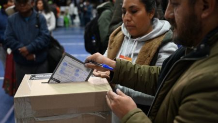 Election présidentielle en Bolivie : les bureaux de vote ont ouvert, la droite favorite après près de 20 ans de socialisme