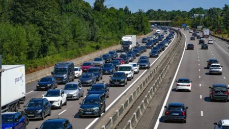 Chassé-croisé des vacances : la circulation va être "extrêmement difficile" dans le sens des départs, avec un vendredi rouge et un samedi noir