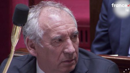 Jours fériés, assurance-chômage... les pistes de François Bayrou pour faire des économies