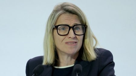 :
    Vrai ou faux



  



  




      

  

  
    Itinéraire d'une fake news politique qui embarrasse la ministre du Travail, Astrid Panosyan-Bouvet
          La ministre n'a jamais déclaré que les retraités les plus aisés vivaient dans l'opulence et allaient être taxés. Pourtant une citation, qui lui est attribuée, est très partagée sur les réseaux et fait l'objet de commentaires très agressifs.