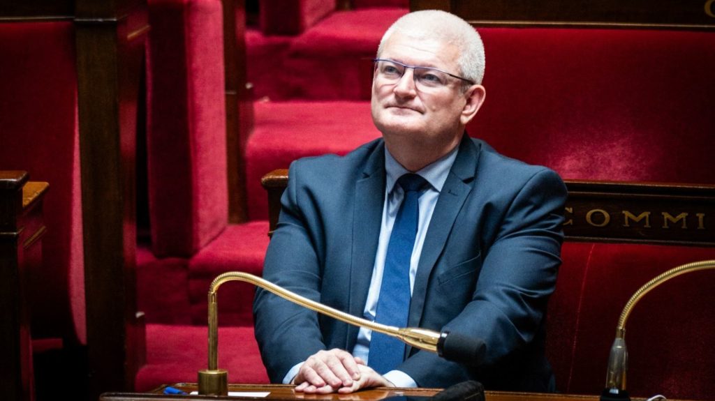Fin de vie : "Le Sénat ne peut pas se comporter comme un conclave papal hors du monde", estime le rapporteur du projet de loi, Olivier Falorni
          Le 27 mai 2025, l’Assemblée nationale a adopté une loi qui crée un droit à l’aide à mourir. Porté par le député Olivier Falorni, ce texte s’apprête désormais à être examiné au Sénat.