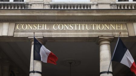 :
    Édito



  



  




      

  

  
    Censure partielle de la loi Duplomb : le gouvernement en difficulté
          Le Conseil constitutionnel a censuré jeudi la disposition la plus contestée de la loi Duplomb, qui prévoyait la réintroduction sous conditions d'un pesticide interdit de la famille des néonicotinoïdes, jugée par les Sages contraire à la Charte de l'environnement.