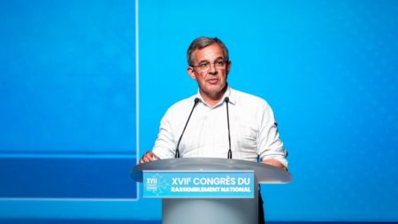 :
    Vrai ou faux



  



  




      

  

  
    Le gouvernement se prépare-t-il discrètement à partir en guerre, comme l'affirme Thierry Mariani ?
          Le ministère de la Santé a envoyé une lettre aux ARS pour leur demander de préparer l'installation, en cas de besoin, de plateformes pour accueillir des milliers de soldats blessés au front.