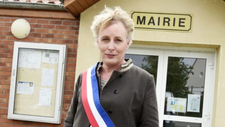 "Ça a été une super expérience", témoigne Marie Cau, la première femme transgenre élue maire en France