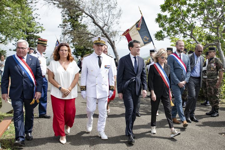 Manuel Valls, ministre des Outre-mer (quatrième à gauche), aux côtés notamment des élus du camp non-indépendantiste Sonia Backès (deuxième à gauche) et Nicolas Metzdorf (deuxième à droite), à Nouméa, en Nouvelle-Calédonie, le 22 février 2025. (DELPHINE MAYEUR / AFP)