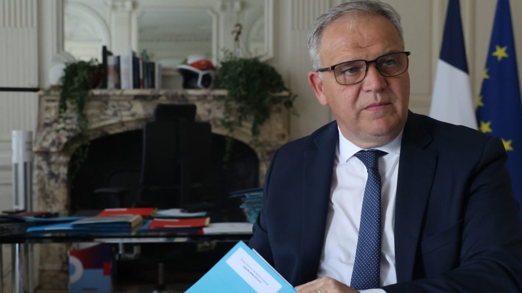 Permis de conduire : "Nous allons mobiliser des inspecteurs à la retraite sur la base du volontariat", dit François-Noël Buffet