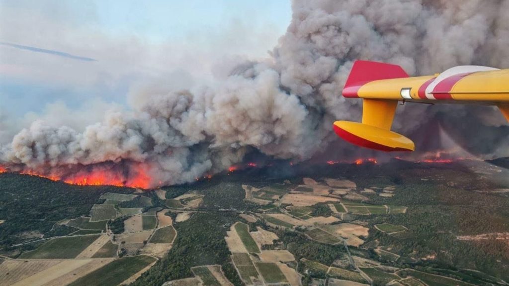 :
    Podcast



  



  




      

  

  
    Le plus gros incendie de l'été, François Bayrou podcasteur et l'âge officiel de la vieillesse : ça dit quoi ce 6 août ?
          Ce mercredi 6 août, l'Aude connaît ce qui s'annonce comme le plus gros incendie de l'été, François Bayrou lance une série de podcasts et de vidéos et des chercheurs ont établi l'âge auquel le corps humain commence à vieillir.