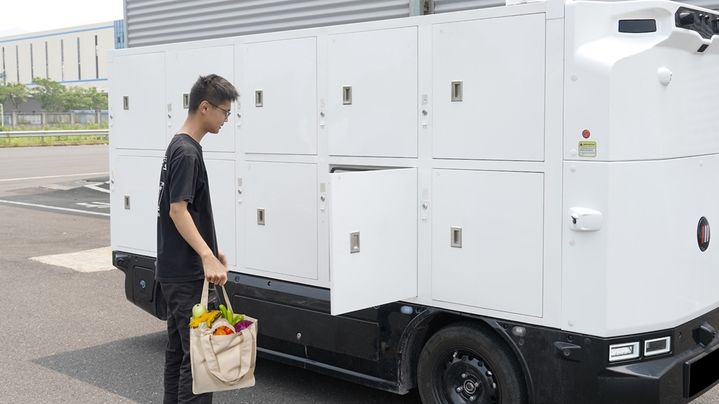 Le RM5, une camionnette de livraison autonome équipée de 10 casiers, chacun pouvant stocker près de 25 kilos de nourriture ou de marchandises. (ROBOMART)