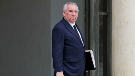 Suppression de deux jours fériés : "Cela rassemble à un leurre" pour éviter la censure, estiment certains proches du Premier ministre