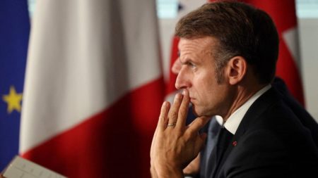 Tensions avec l'Algérie : pourquoi Emmanuel Macron durcit-il le ton, après avoir prôné l'apaisement ?
