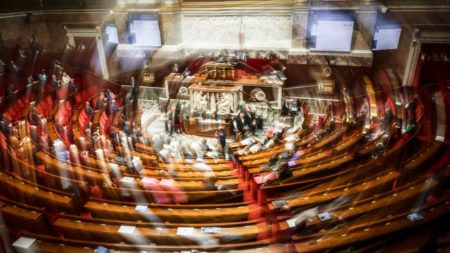 :
    Édito



  



  




      

  

  
    Tripartisme, gouvernement bloqué et menacé à la rentrée... Un retour de la IVe République ?
          Comme beaucoup de Français, les 577 députés sont en vacances. Un an après la dissolution voulue par Emmanuel Macron, ils ont vécu une année parlementaire unique dans l’histoire de la Ve République, particulièrement instable.