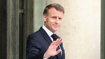 "L'avenir de l'Ukraine ne peut se décider sans les Ukrainiens", rappelle Emmanuel Macron avant la rencontre Trump-Poutine prévue en Alaska