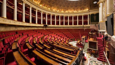 "Lire des choses qui ne sont pas des textes de lois" : entre repos et préparation de la rentrée parlementaire, à quoi ressemblent les vacances des députés ?