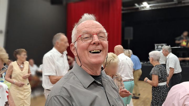Photo de Pascal à la salle des fêtes au Molay-Littry dans le Calvados, prise le 29 août 2025 (ILLY Benjamin / Radio France)