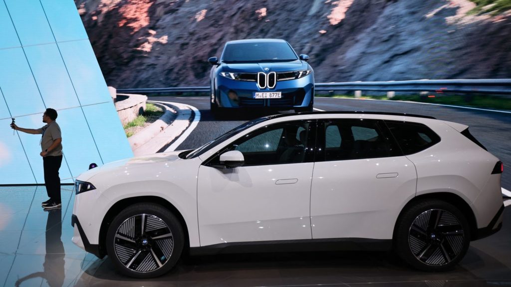 :
    le dernier publié



  



  




      

  

  
    
    "C’est là-bas qu’il faut faire ses preuves" : comment les constructeurs automobiles allemands tentent de séduire les clients chinois

          Face à une concurrence chinoise en expansion permanente, les constructeurs allemands profitent du Salon de l'automobile à Munich pour montrer leur progression, en proposant des modèles électriques et ultramodernes.
    
    

      
              
          Diffusé le 13/09
                      
            



  

  
  
    
        6min