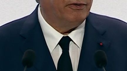 François Bayrou propose de “supprimer deux jours fériés”, le lundi de Pâques et le 8-Mai, et annonce une “année blanche”, sans augmentation des prestations sociales, ni des pensions de retraite.