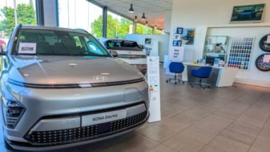 Augmentation du bonus écologique, "leasing social", prime au "rétrofit"... On vous résume les aides pour passer à la voiture électrique