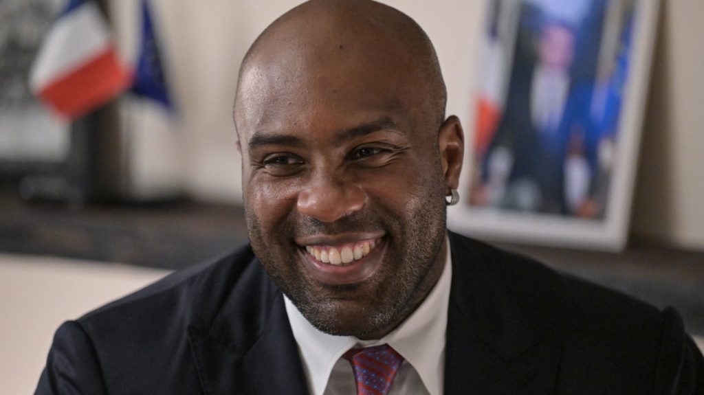 "Si demain je rentre en politique, ce n'est pas pour avoir un poste de ministre", lance Teddy Riner, estimant que "le meilleur rôle, ce serait président"