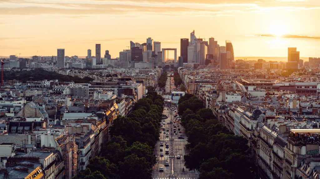 "Pourquoi le pays ne s'en sort pas avec tout ce qu'ils nous prennent ?" : à Neuilly, des contribuables aisés fustigent la gestion de l'argent public
