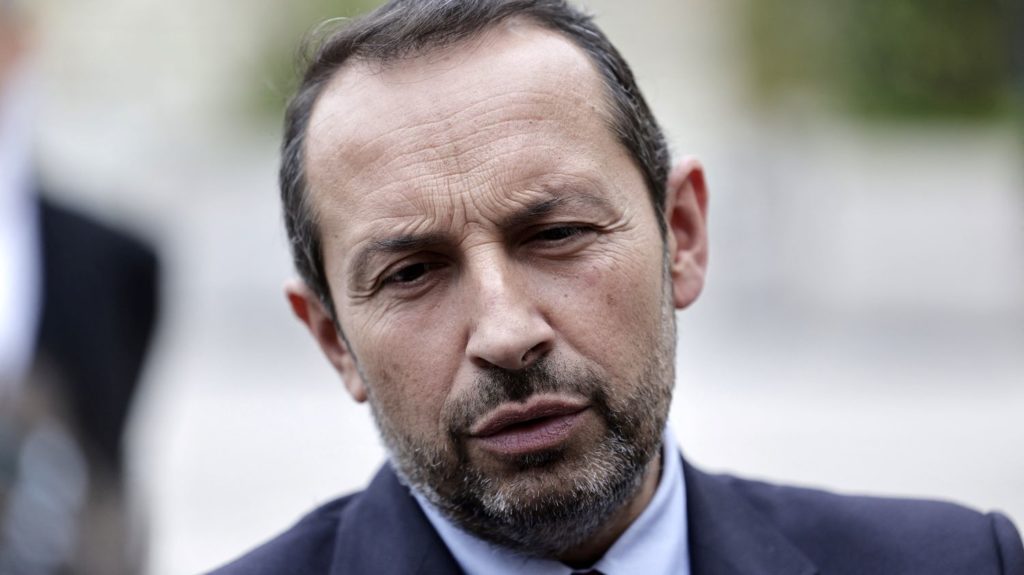 Abandon du projet de suppression des deux jours fériés, estime Sébastien Chenu Abandon de la suppression des deux jours fériés : "Cette mesure n'avait pas vocation à devenir réalité", estime Sébastien Chenu